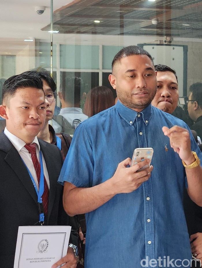 Musisi Rayen Pono melaporkan anggota DPR Ahmad Dhani ke Mahkamah Kehormatan Dewan. (Adrial Akbar/detikcom).