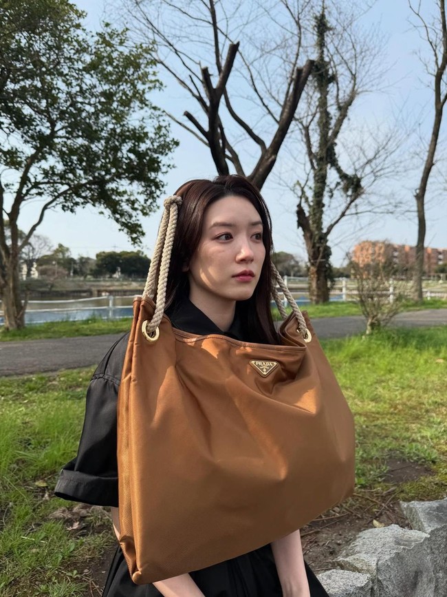 Tak sampai di situ, skandal Nagona Mei semakin rumit karena wanita 25 tahun itu juga digosipkan berpacaran dengan aktor Korea, Kim Moo Joon.  Beberapa waktu lalu, reporter juga menangkap kedua pemain serial ‘Caster’ itu sedang bersama. Dikatakan jika Kim Moo Joon menghabiskan malam di rumah Nagano bahkan sering menginap di sana selama syuting di Jepang. Foto: Instagram @mei_nagano0924