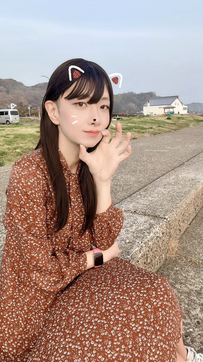 Di akun media sosial X @nanamikana_arc, Nanami menampilkan diri sebagai wanita feminim mengenakan rambut panjang, dress, rok mini hingga bikini.  Foto: Dok. Twitter