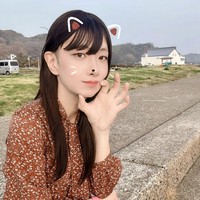 Di akun media sosial X @nanamikana_arc, Nanami menampilkan diri sebagai wanita feminim mengenakan rambut panjang, dress, rok mini hingga bikini.  Foto: Dok. Twitter