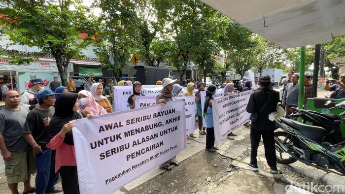 Aksi demo nasabah di kantor BUKP Wates, Kulon Progo, Kamis (24/4/2025).