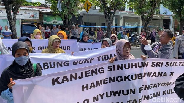 Aksi demo nasabah di kantor BUKP Wates, Kulon Progo, Kamis (24/4/2025).