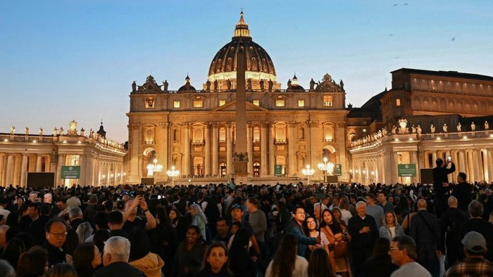 Orang-orang mengantre untuk memberikan penghormatan terakhir buat Paus Fransiskus di luat Basilika St. Peter, Vatikan pada 23 April 2025.
