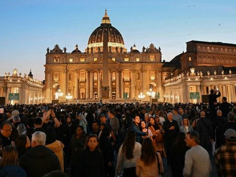 Orang-orang mengantre untuk memberikan penghormatan terakhir buat Paus Fransiskus di luat Basilika St. Peter, Vatikan pada 23 April 2025.