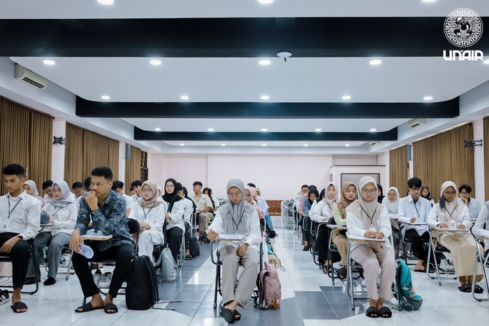 Pelaksanaan UTBK SNBT 2025 di Universitas Airlangga (Unair) Surabaya. Para peserta diminta mengganti sepatu dengan sandal berwarna hitam yang disediakan pihak kampus.
