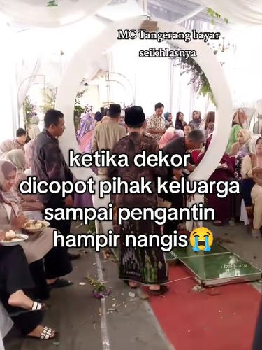 Pembawa acara ini mengunggah momen saat melihat keluarga terpaksa membongkar dekorasi saat acara pernikahan masih berlangsung. Kejadian itu langsung viral dan menau atensi warganet