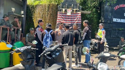 Polisi tertibkan pemotor berknalpot brong berkunjung ke Jembatan Tukad Bangkung, Petang, Badung, Kamis (24/4/2025).