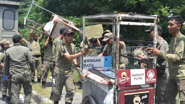 Sebanyak 129 PKL dibawah Jembatan Surabaya ditertibkan karena diduga terindikasi narkoba dan prostitusi