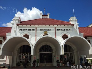 2 Pendemo Didakwa Serang Kejati Sulsel Pakai Molotov-Batu Saat Demo Ricuh