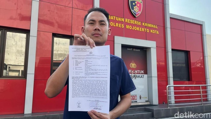 General Manager PT Daratan Kujalani Lautan Kuseberangi, Andrew menunjukkan surat laporan polisi