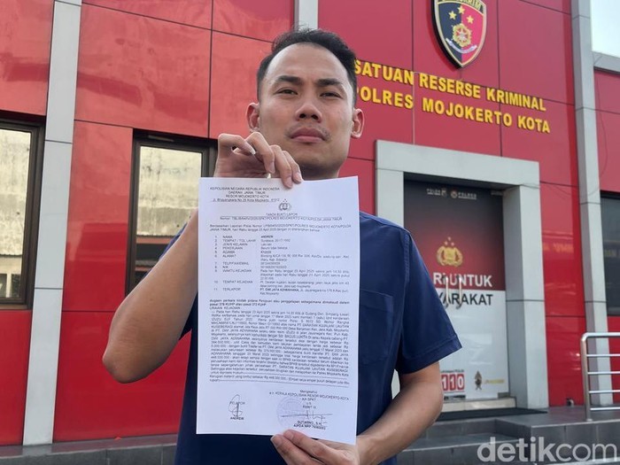 General Manager PT Daratan Kujalani Lautan Kuseberangi, Andrew menunjukkan surat laporan polisi