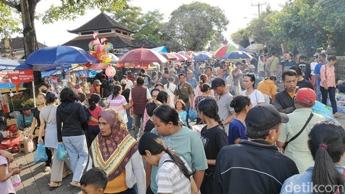 Pengunjung memadati pasar dadakan di depan objek wisata Taman Ayun, Mengwi, Badung, saat umanis Galungan, Kamis (24/4/2025). (Foto: Agus Eka/detikBali)