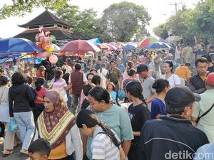Umanis Galungan, Pasar Dadakan di Taman Ayun Mengwi Diserbu Pengunjung