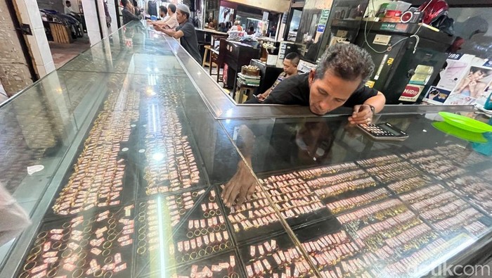 Penjual di salah satu toko emas dan perhiasan di Kota Malang.