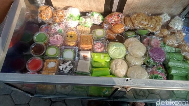 Penjual kue tradisional keliling di Berbek Sidoarjo