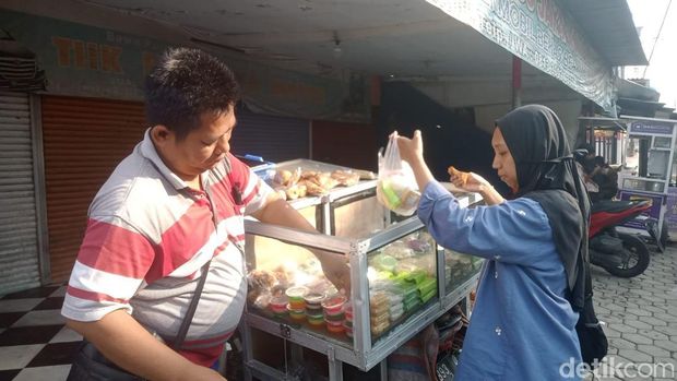 Penjual kue tradisional keliling di Berbek Sidoarjo