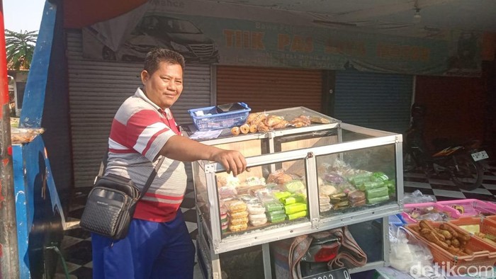 Penjual kue tradisional keliling di Berbek Sidoarjo
