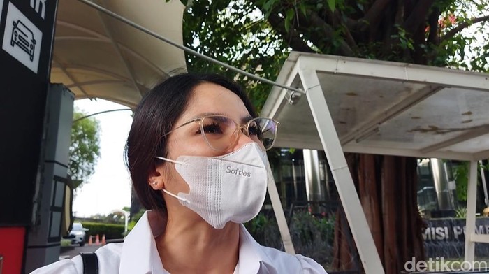 Penyanyi Windy Yunita Bastari Usman (Windy Idol) yang telah jadi tersangka kasus dugaan TTPU bersama eks Sekretaris MA Hasbi Hasan menangis usai diperiksa KPK. (Kurniawan F/detikcom)