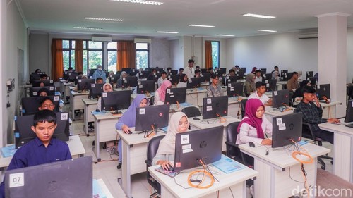 Peserta mengikuti UTBK-SNBT yang digelar Unsoed Purwokerto, Kamis (24/4/2025).