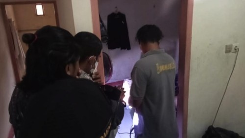 Petugas mengevakuasi mayat pensiunan TNI di Desa Labuhan Lombok, Kecamatan Pringgabaya, Lombok Timur. (Foto: Dok. Humas Polres Lombok Timur)