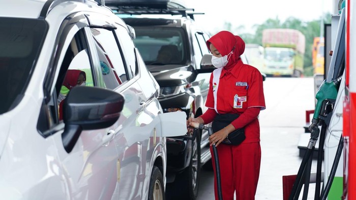 Petugas SPBU sedang mengisi BBM ke mobil pelanggan