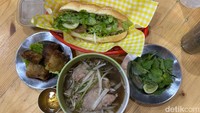 Restoran pho di kawasan kampus BINUS, Kemanggisan tersebut bernama Pho Real. Restoran ini sering jadi andalan makan murah untuk mahasiswa di sana. Foto: detikcom/Riska Fitria