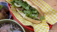 Banh mi ini terdiri dari kombinasi daun ketumbar, selada, wortel, daging, dan mentimun yang kemudian dibalut dengan roti yang empuk. Foto: detikcom/Riska Fitria