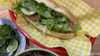 Selain pho, gerai ini juga menawarkan menu lain, seperti banh mi atau sandwich khas Vietnam seharga Rp 38.000 dengan isian yang komplet. Foto: detikcom/Riska Fitria