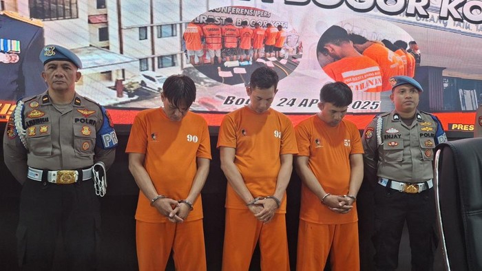 Polisi menangkap komplotan penipu modus mengaku warga Brunei Darussalam di Kota Bogor. (M Sholihin/detikcom)