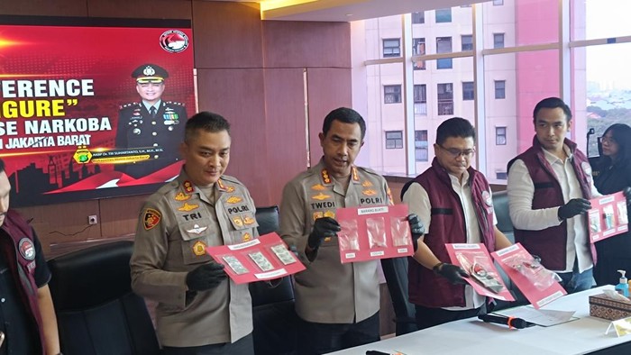 Polisi rilis kasus narkoba aktor Fachri Albar. (Rizky/detikcom)