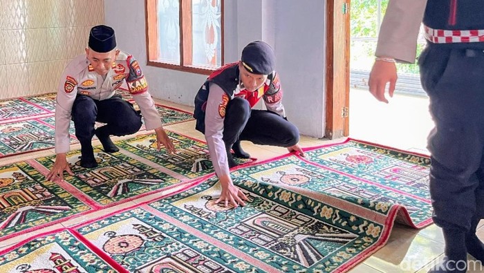 Polisi Situbondo bersih-bersih masjid