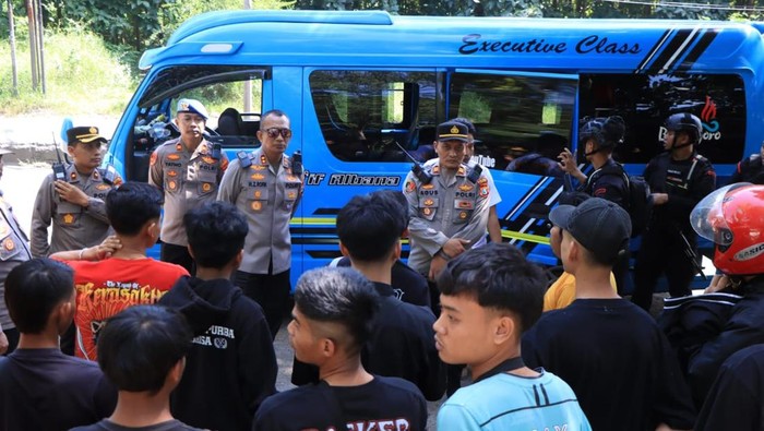 Kapolres Madiun AKBP Muhammad Zainur Rofik saat memantau penyekatan selama acara pengesahan pesilat Kera Sakti