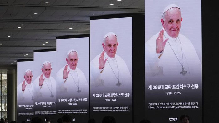 Layar di Coex, Seoul, menampilkan potret Paus Fransiskus.
Warga Korea Selatan turut berduka atas wafatnya pemimpin Gereja Katolik tersebut.