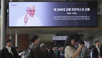 Layar digital di pusat perbelanjaan Coex, Korea Selatan, menampilkan gambar Paus Fransiskus, menandai suasana duka global atas kepergiannya.