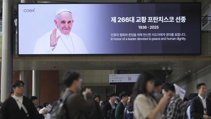 Layar di Coex, Seoul, menampilkan potret Paus Fransiskus.
Warga Korea Selatan turut berduka atas wafatnya pemimpin Gereja Katolik tersebut.