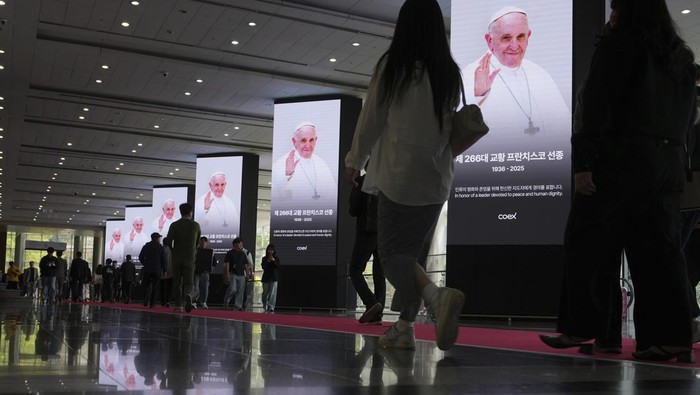 Potret Paus Fransiskus Ditampilkan di Coex, Seoul Layar di Coex, Seoul, menampilkan potret Paus Fransiskus.
Warga Korea Selatan turut berduka atas wafatnya pemimpin Gereja Katolik tersebut.