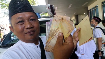 Potret Ramai-ramai Jemaah Calon Haji Tukarkan Uang Riyal