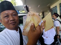 Potret Ramai-ramai Jemaah Calon Haji Tukarkan Uang Riyal