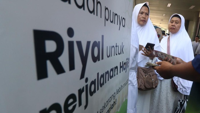 Potret Ramai-ramai Jemaah Calon Haji Tukarkan Uang Riyal Sejumlah calon haji menukarkan uang rupiah dengan uang riyal pada mobil kas keliling Bank Jatim di Kabupaten Kediri, Jawa Timur, Kamis (24/4/2025). Layanan penukaran uang tersebut dimanfaatkan jamaah calon haji yang membutuhkan uang riyal untuk transaksi keuangan di Tanah Suci. ANTARA FOTO/Prasetia Fauzani/YU