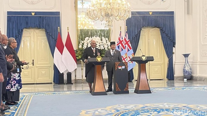 Presiden Prabowo Subianto bersama Perdana Menteri Republik Fiji Sitiveni Rabuka. (Eva Safitri/detikcom).