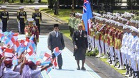 Presiden Prabowo Subianto (kiri) bersama Perdana Menteri Republik Fiji Sitiveni Rabuka (kanan) memeriksa pasukan saat kunjungan kenegaraan di Istana Merdeka, Jakarta, Kamis (24/4/2025).