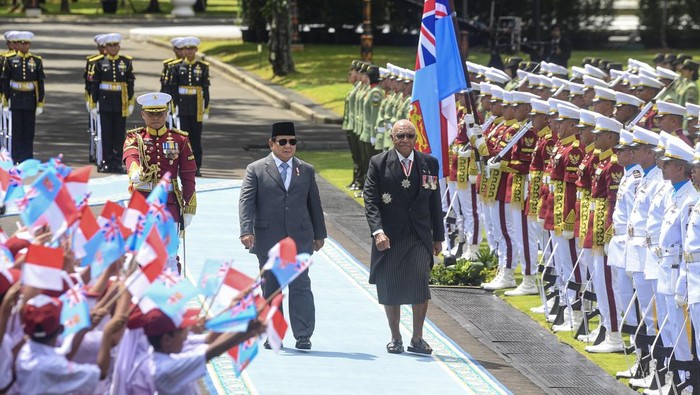 Presiden Prabowo Terima Kunjungan PM Fiji di Istana Merdeka Presiden Prabowo Subianto (kanan) bersama Perdana Menteri Republik Fiji Sitiveni Rabuka (kiri) bersiap memberikan keterangan kepada media usai melakukan pertemuan di Istana Merdeka, Jakarta, Kamis (24/4/2025). Kunjungan tersebut dalam rangka meningkatkan hubungan diplomatik antara Republik Fiji dengan Indonesia dalam bidang pendidikan, pertanian serta pertahanan. ANTARA FOTO/Muhammad Adimaja/Spt.