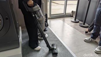 Samsung mengklaim vacuum cleaner ini dapat bertahan hingga 60 menit dalam sekali pengisian. Sistem pembersihannya sendiri mengandalkan AI Cleaning Mode 2.0 yang dapat mendeteksi jenis lantai dan menyesuaikan kekuatan penghisapnya secara otomatis. Foto: Virgina Maulita Putri/detikINET