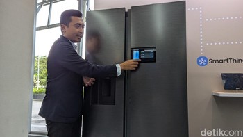 Mulai dari kulkas yang terdiri dari dua model, yaitu model di foto ini dengan layar sentuh berukuran 9 inch dan model lainnya dengan layar sentuh 21,5 inch. Samsung mengklaim teknologi bawaan lemari es ini dapat mengurangi konsumsi listrik hingga 10%. Foto: Virgina Maulita Putri/detikINET