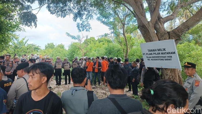 Proses eksekusi lahan seluas 5,6 hektare di Gili Sudak, Dusun Medang, Desa Sekotong Barat, Kecamatan Sekotong, Lombok Barat, Kamis (24/4/2025). (Foto: Edi Suryansyah/detikBali)
