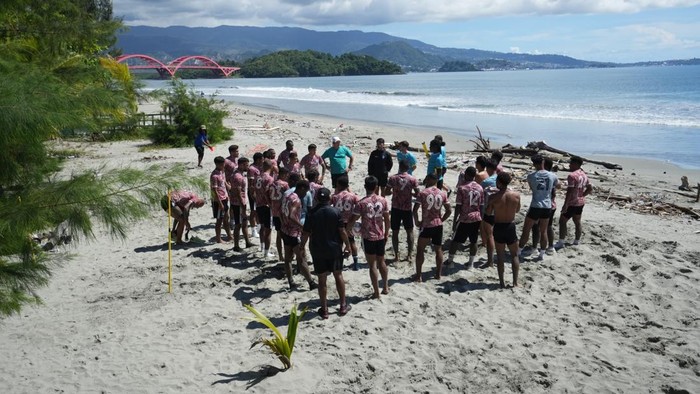 PSBS Biak menggelar latihan di Pantai Holtekamp, Jayapura jelang menghadapi Barito Putera dalam laga Liga 1 2024/2025.