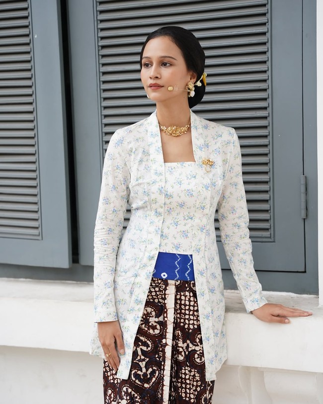 Aktris Lutesha cantik bersahaja dengan kebaya klasik kutu baru bernuansa biru lembut, harmonis berpadu bersama kain batik khas Yogyakarta dan obi jumputan biru kobalt, sebagai tambahan aksen di pinggang. Foto: Instagram