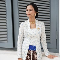 Aktris Lutesha cantik bersahaja dengan kebaya klasik kutu baru bernuansa biru lembut, harmonis berpadu bersama kain batik khas Yogyakarta dan obi jumputan biru kobalt, sebagai tambahan aksen di pinggang. Foto: Instagram