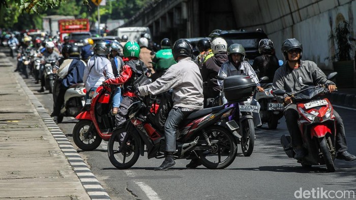 Polisi melakukan razia untuk menertibkan pengendara di Jalan I Gusti Ngurah Rai, Jakarta Timur. Pemotor yang melanggar lalu lintas langsung mutar balik dan lawan arah guna menghindari polisi.