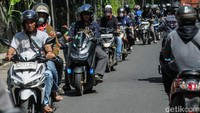 Meski jalan cukup padat namun satu persatu dari mereka yang panik tetap tancap gas menghindari polisi.